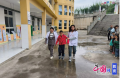 学校成立了以校长曾朝彬为组长的食物平安应急